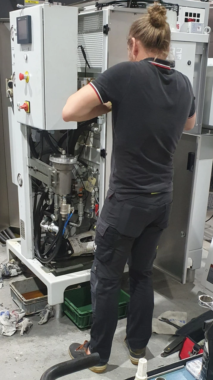 Technicien Alpes Solutions Systèmes en intervention sur groupe haute pression