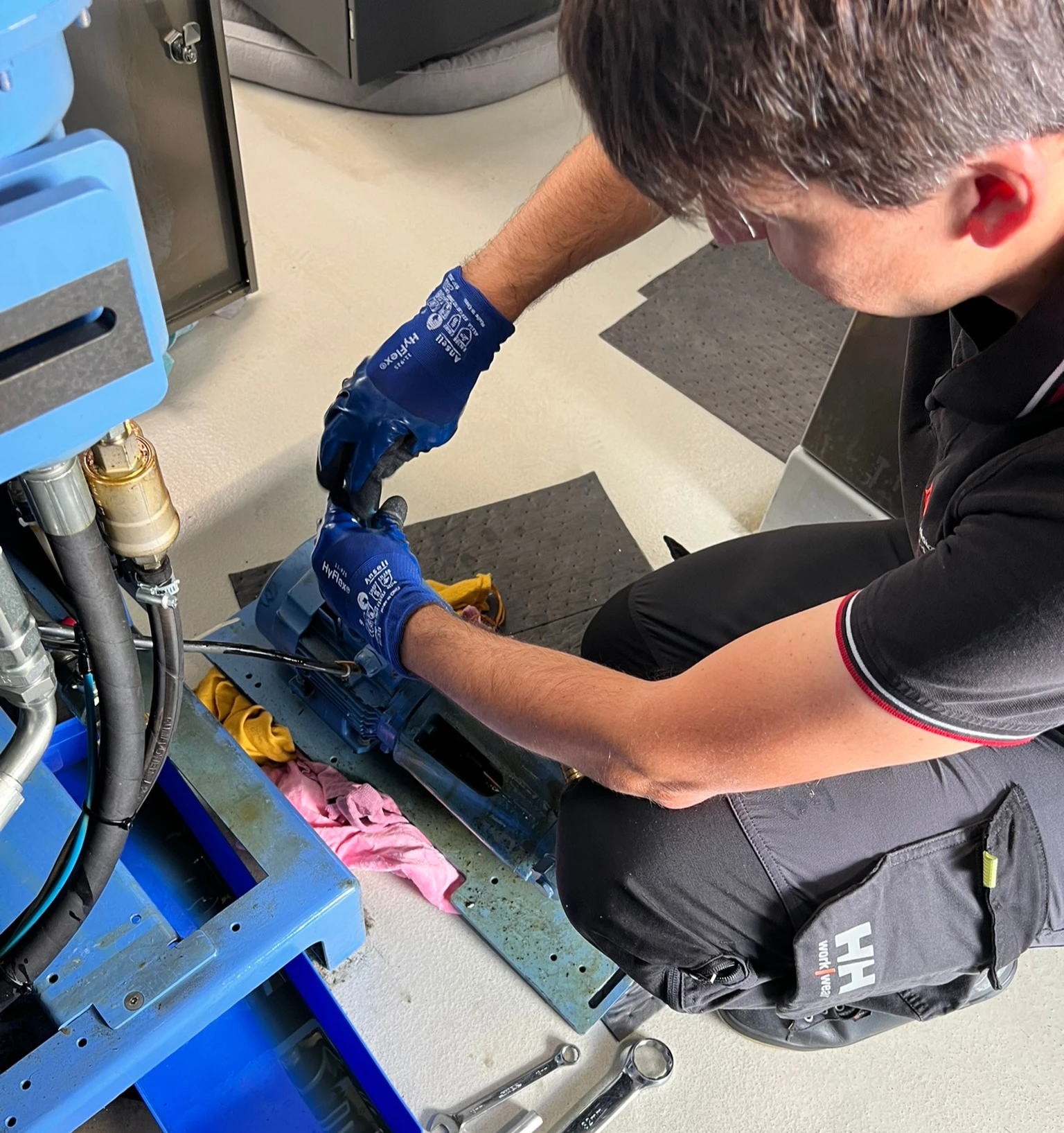 Essais hydrauliques sur banc dans l’atelier Alpes Solutions Systèmes