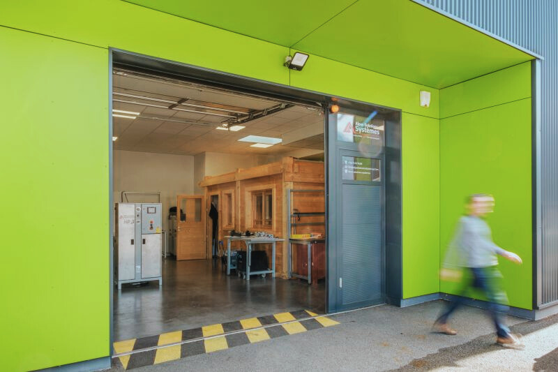Entrée de l’atelier Alpes Solutions Systèmes à Thyez