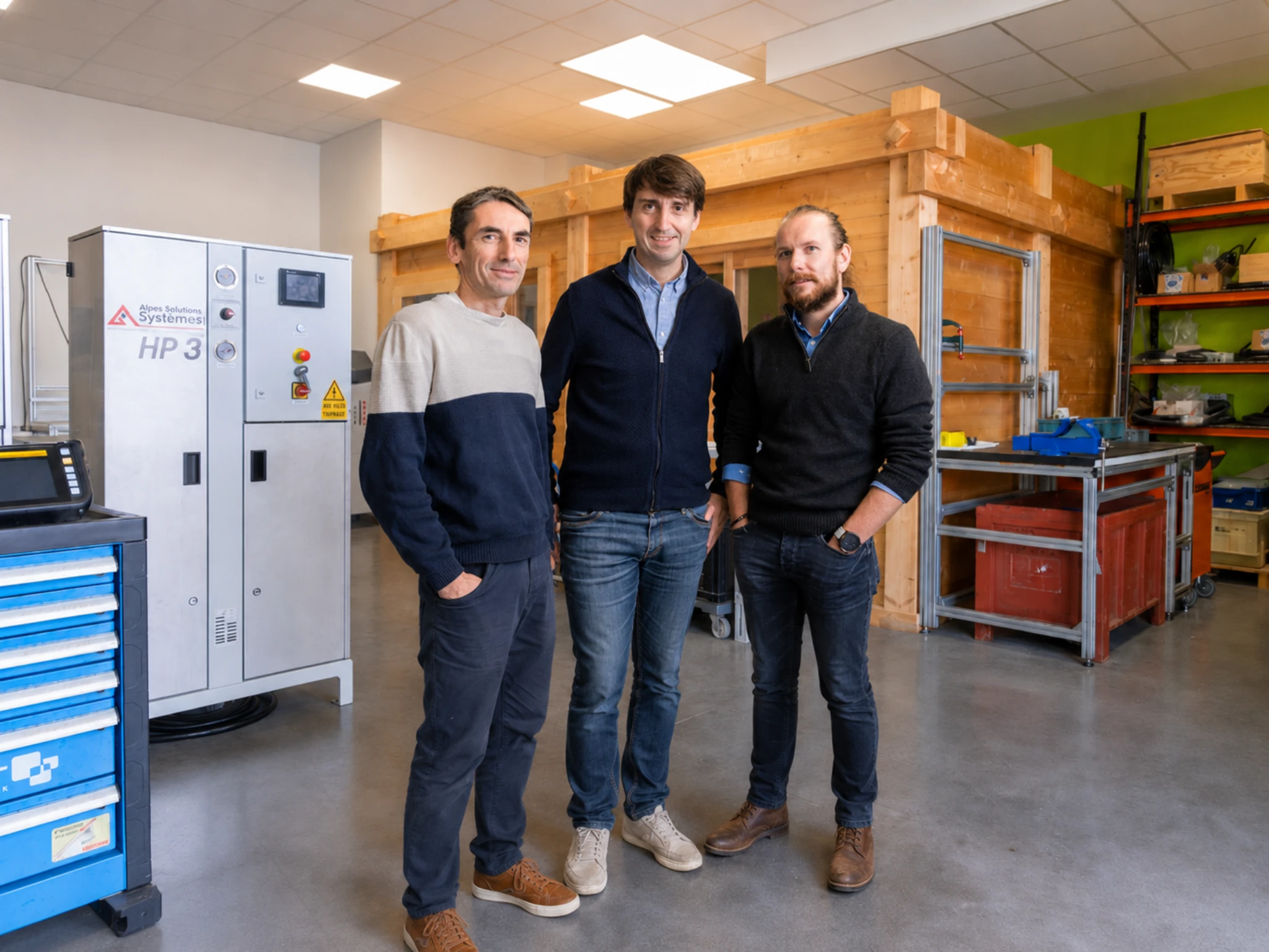 Équipe Alpes Solutions Systèmes dans l’atelier de Thyez avec groupe haute pression HP3